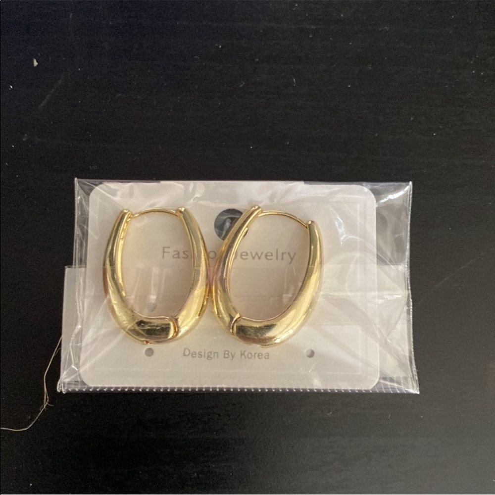 Affordable Fashion Finds Shiny Gold Chunky Hoop Earrings - Picture 3 of 4